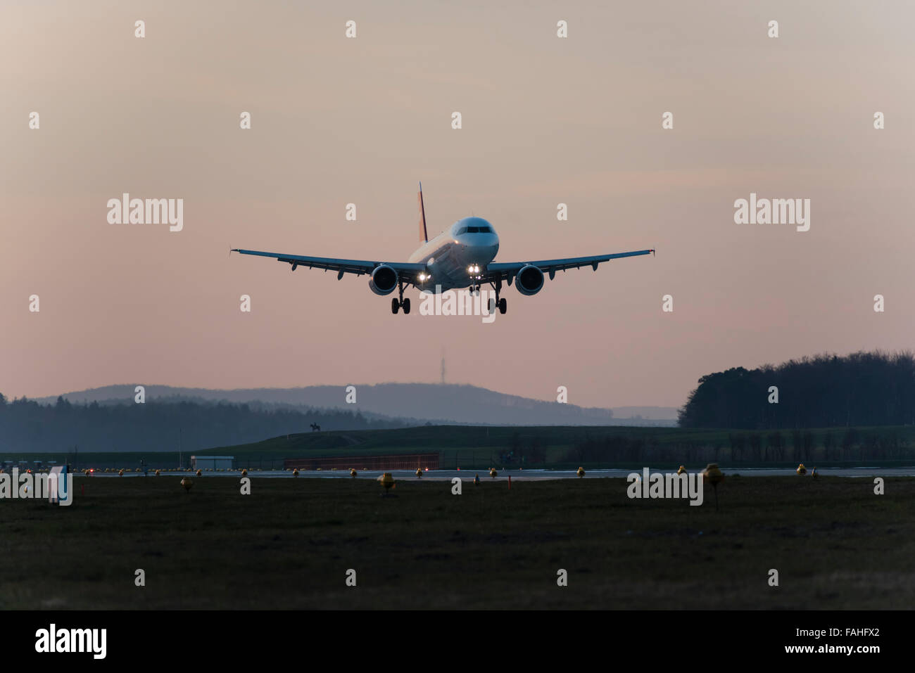 Ein Airbus A321-Passagierjet von Swiss International Air Lines in der Abenddämmerung in Zürich Kloten landen. Stockfoto