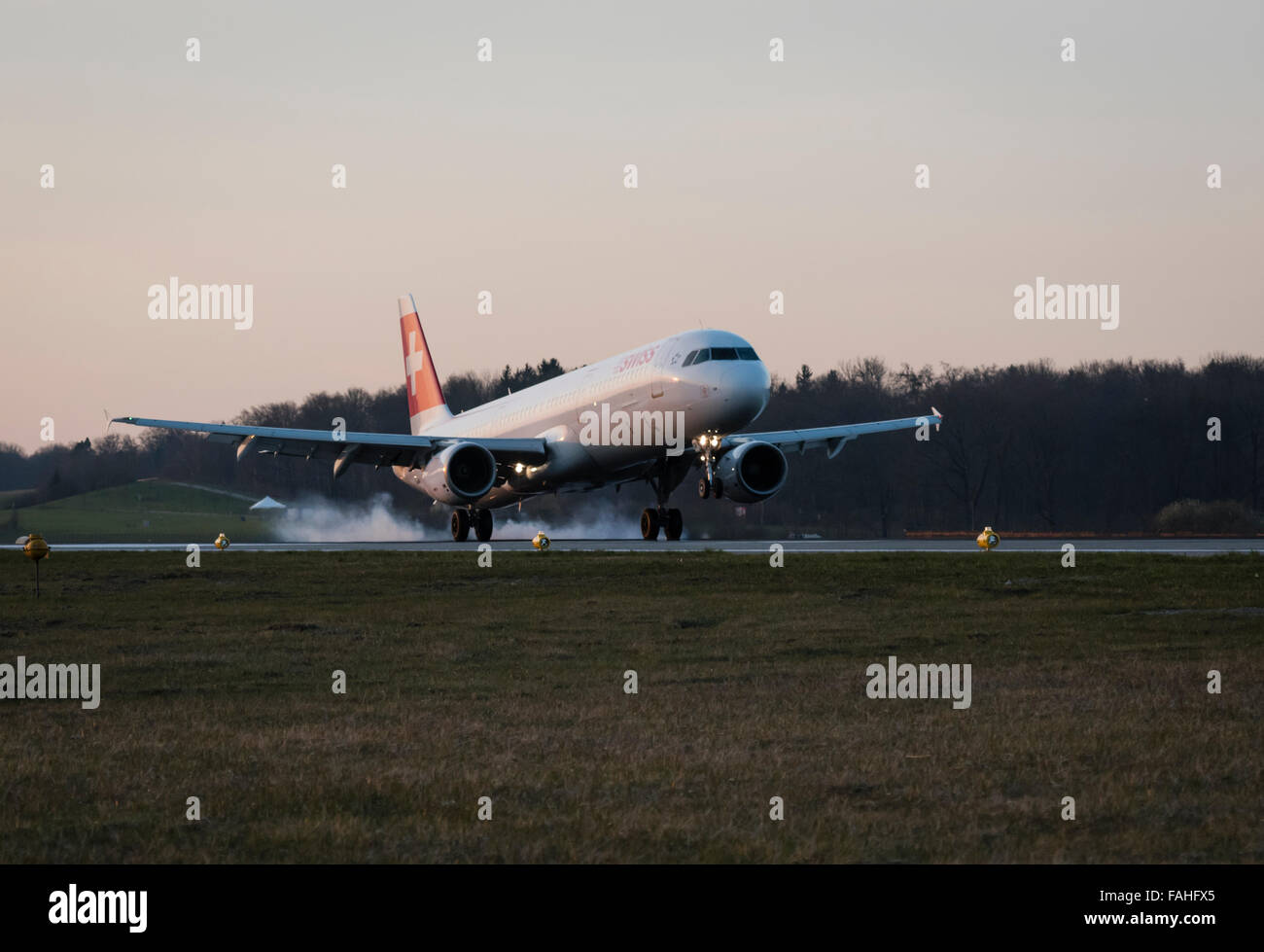Landung Passagierflugzeug Airbus A320 der Swiss International Air Lines mit Reifen qualmen am Flughafen Zürich-Kloten. Stockfoto