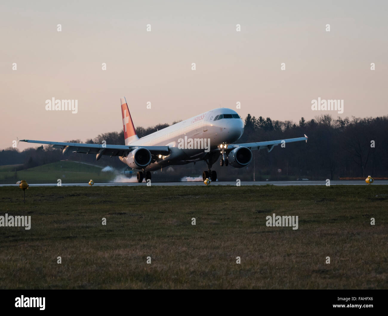 Landung Passagierflugzeug Airbus A320 der Swiss International Air Lines mit Reifen qualmen am Flughafen Zürich-Kloten. Stockfoto