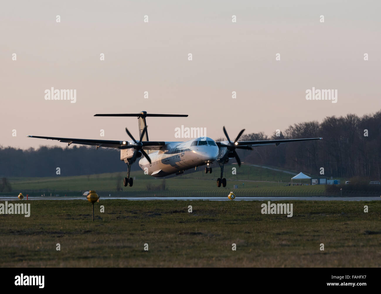 Ein Turboprop-Passagierflugzeug nähert sich runway14 von Zürich Flughafen (Kloten). Stockfoto