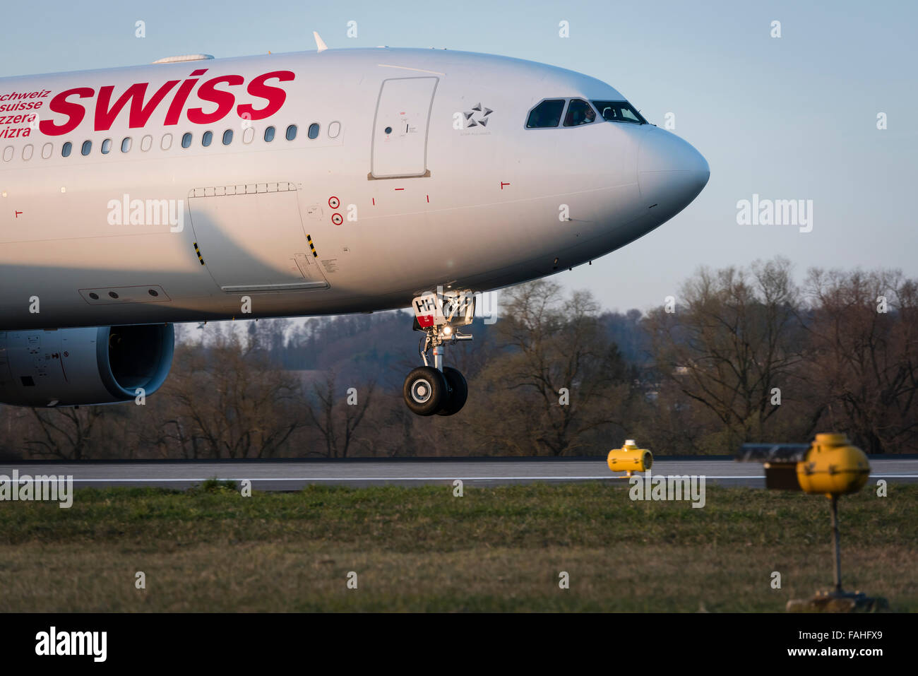 Landung Passagierflugzeug Airbus A330-300 von Swiss International Air Lines  am Flughafen Zürich-Kloten Stockfotografie - Alamy