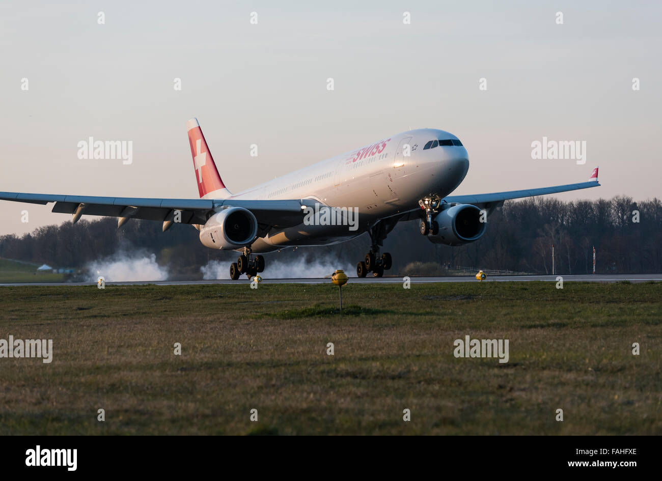 Landung Passagierflugzeug Airbus A330-300 von Swiss International Air Lines  mit Reifen qualmen am Flughafen Zürich-Kloten Stockfotografie - Alamy