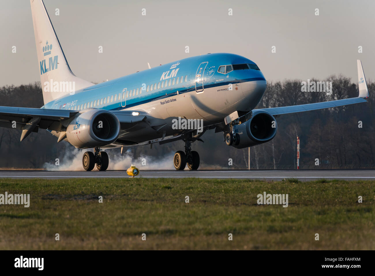 Boeing 737 Passagierflugzeuge von KLM mit Reifen qualmen landen am Flughafen Zürich-Kloten. Stockfoto