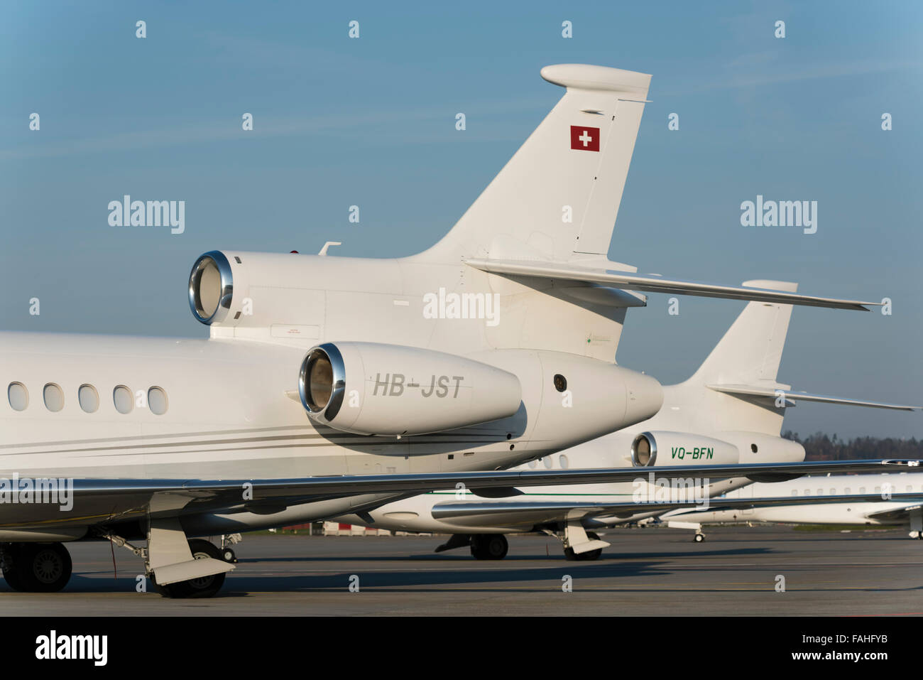 Zwei Dassault Falcon 7 X Business Jets geparkt im warmen Abendlicht am internationalen Flughafen Zürich Stockfoto