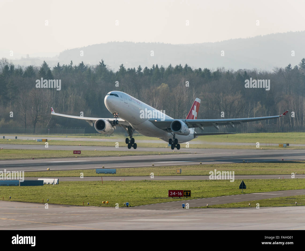 Ein Airbus A330 der Swiss International Air Lines während des Starts vom internationalen Flughafen Zürich entfernt. Stockfoto