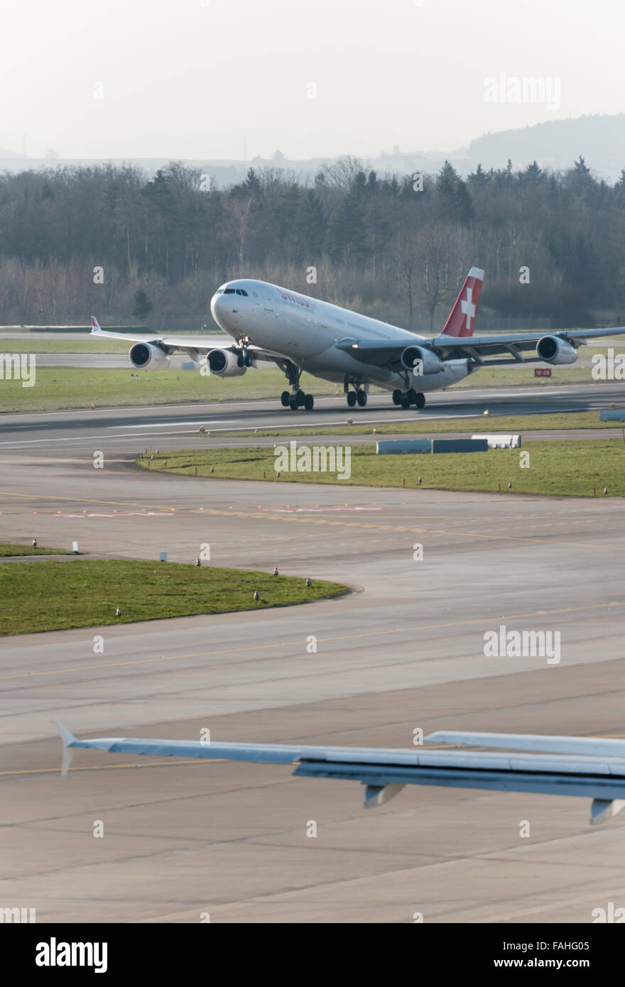 Ein Airbus A340 der Swiss International Air Lines während des Starts vom internationalen Flughafen Zürich. Stockfoto