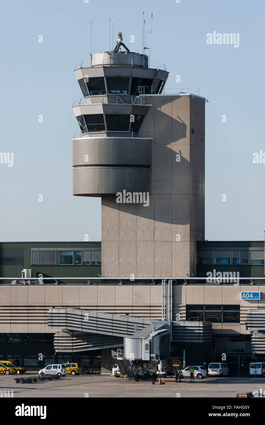 Luft Verkehr Kontrollturm und Terminal Gebäude des internationalen Flughafen Zürich (Zürich-Kloten, Schweiz). Stockfoto