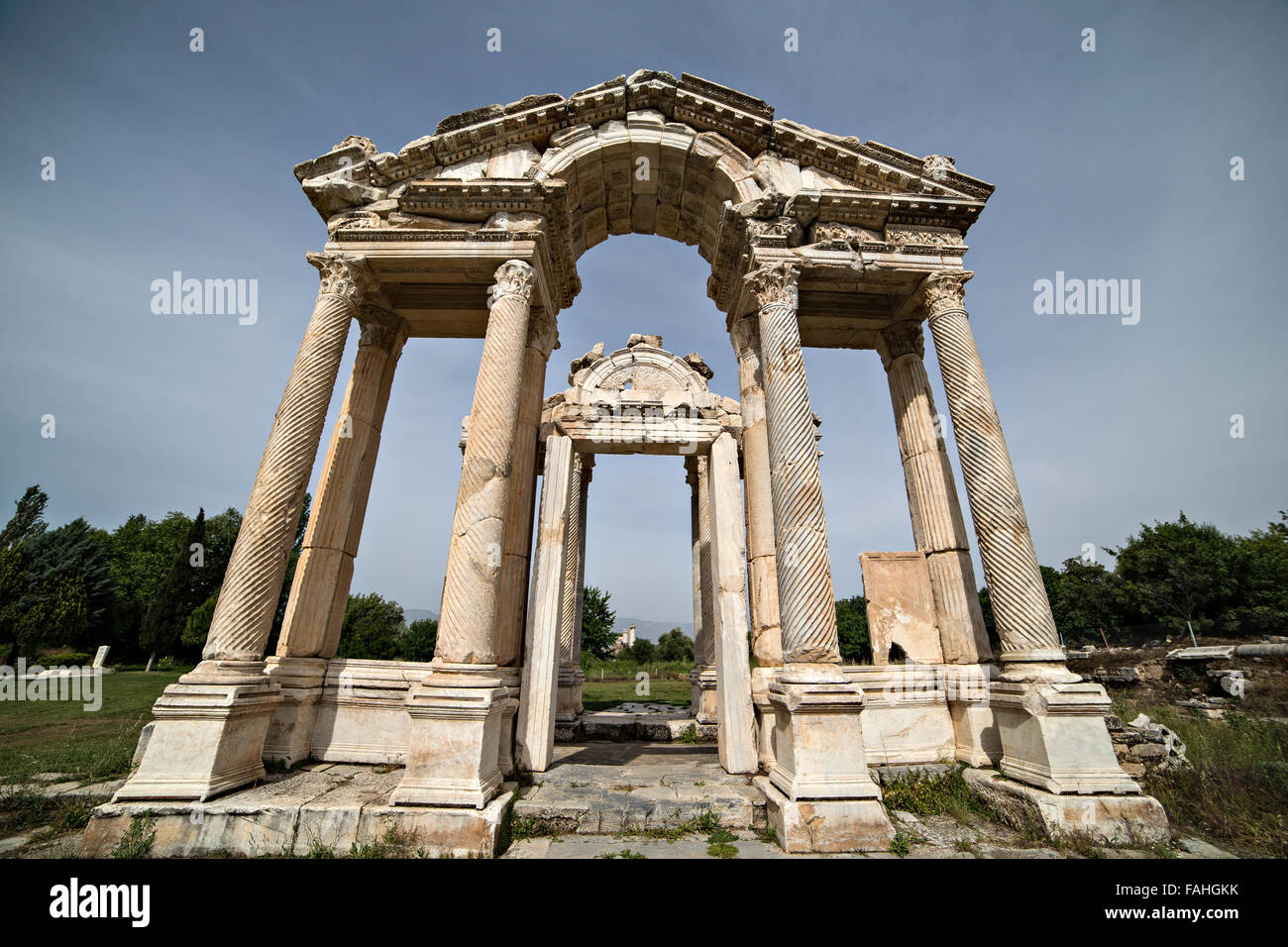 Tetrapylon ist der wichtigste Eingang Aphrodite Temple in Aphrodisias Stockfoto