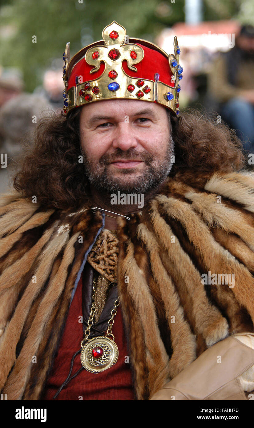 Bärtiger Mann verkleidet als König Charles IV. von Böhmen und Kaiser tragen die Krone des Heiligen Wenzel das jährliche junge Weinfest Vinohradske Vinobrani in Prag, Tschechische Republik besucht. Stockfoto