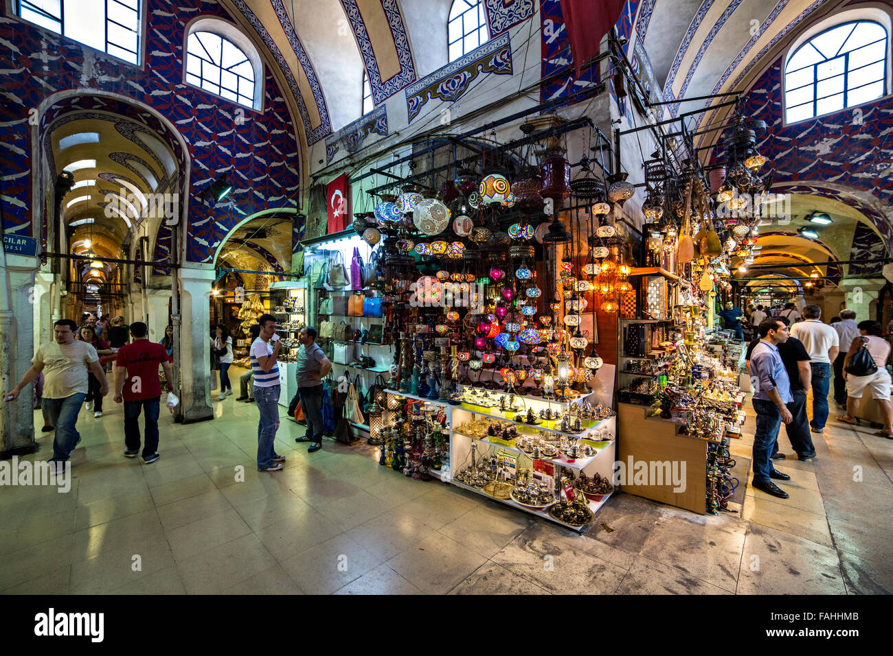 ISTANBUL - TÜRKEI, MAI 24.. Menschen und Touristen besuchen und Einkaufen im großen Basar am 24. Mai 2013. Der große Basar liegt in Fatih dist Stockfoto