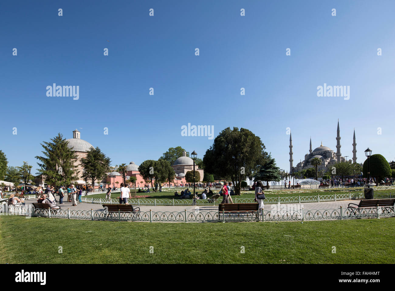 ISTANBUL - TÜRKEI, MAI, 18,2013. Menschen besuchen Sie Sultan Ahmet Platz am 25. Mai 2013. Die Sultan-Ahmed-Moschee Stockfoto