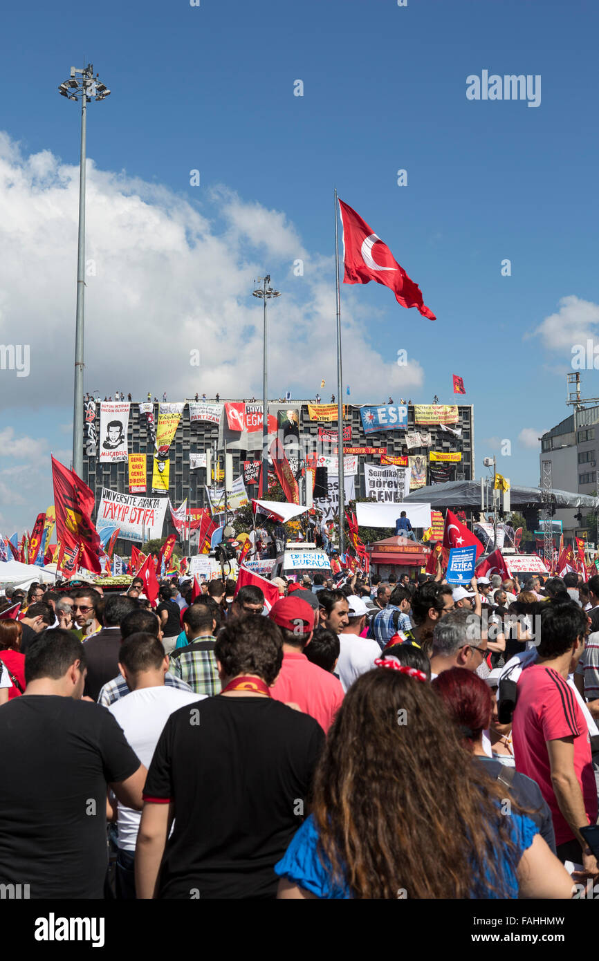 ISTANBUL - TÜRKEI, 29. JUNI. Menschen in friedlicher Protest am Taksim-Platz am 29. Juni 2013. Am 28. Mai begannen Proteste in der Türkei Stockfoto