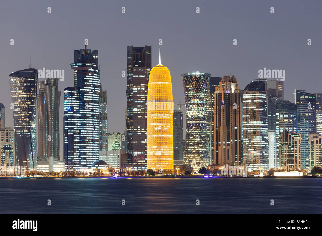 Doha City Skyline bei Nacht, Katar Stockfoto