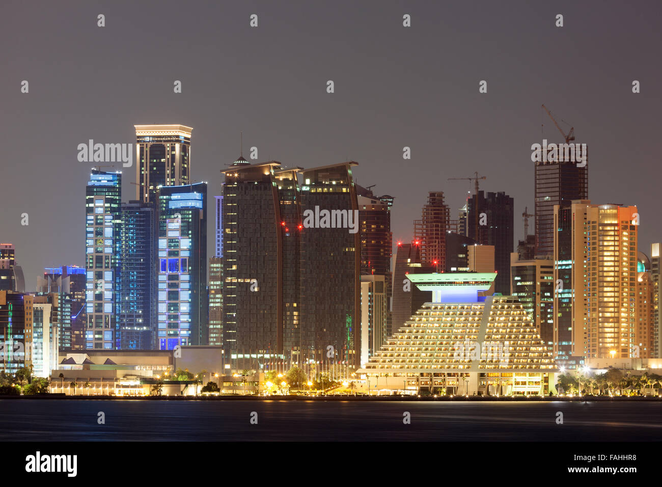 Doha City Skyline bei Nacht, Katar Stockfoto