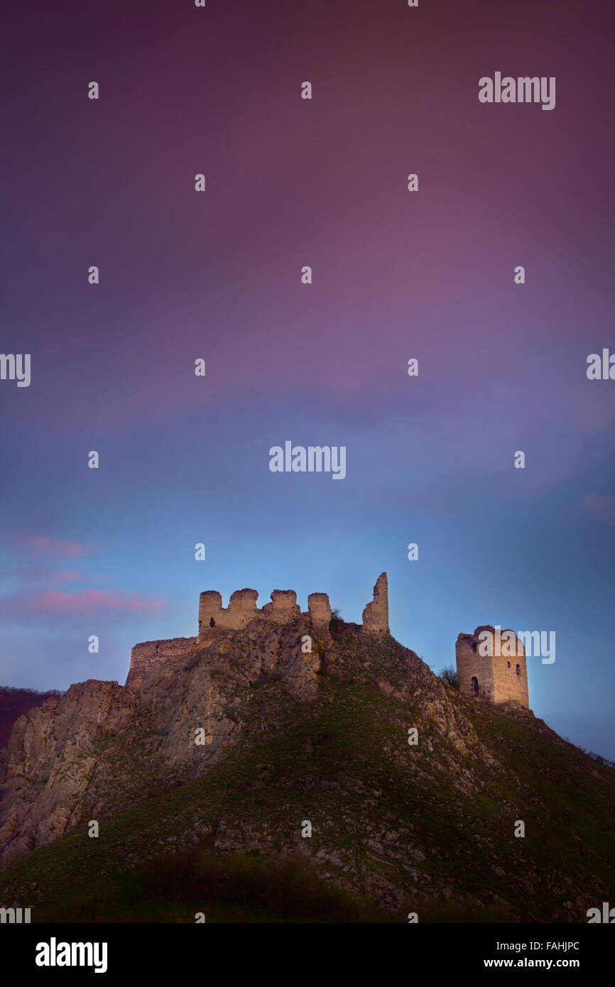 Sonnenaufgang über dem Hügel, mit blau-violetten Farben in den Wolken Stockfoto