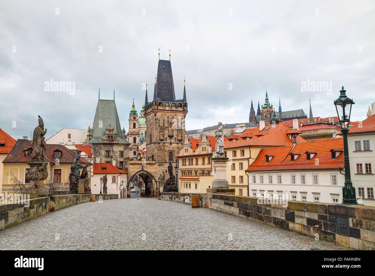 Karlsbrücke in Prag, Tschechien bei Sonnenaufgang Stockfoto