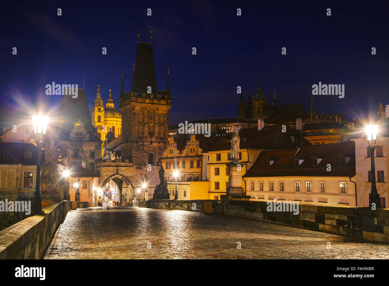 Karlsbrücke in Prag, Tschechien bei Sonnenaufgang Stockfoto