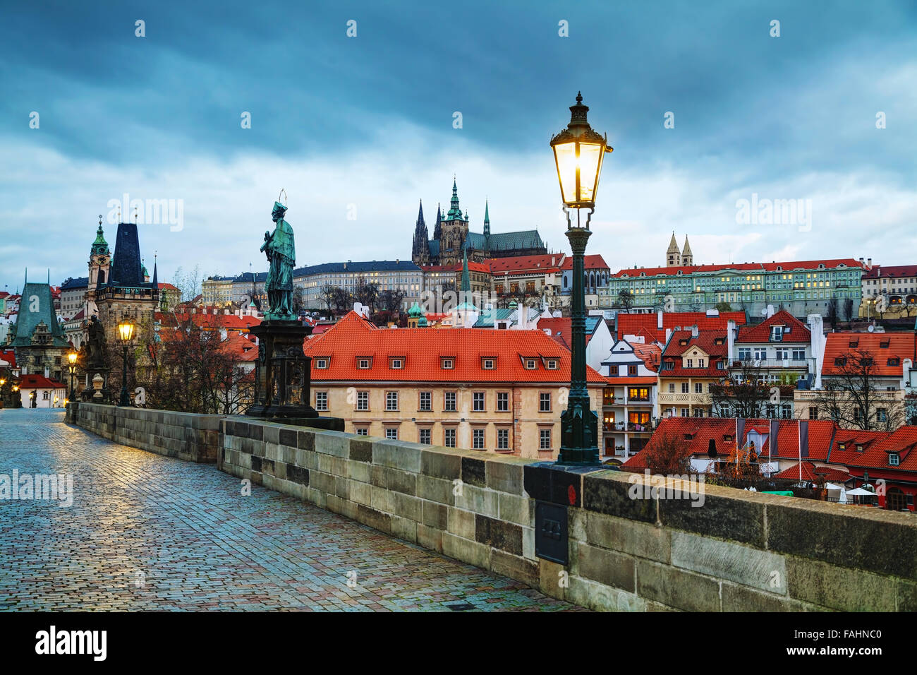 Überblick über Prag mit St Vitus Cathedral bei Sonnenaufgang Stockfoto