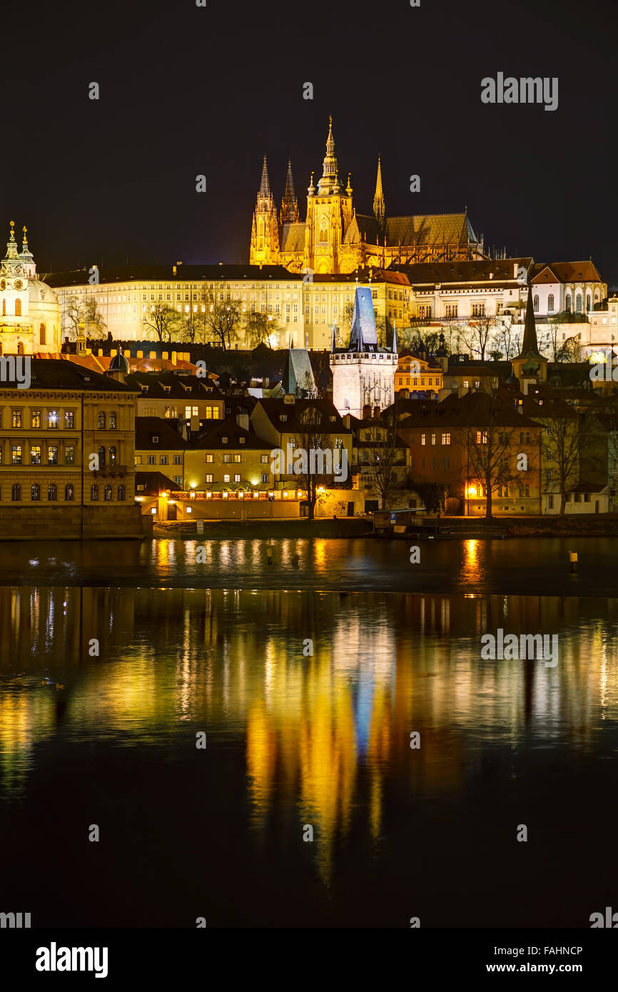 Übersicht von Prag bei Nacht Stockfoto