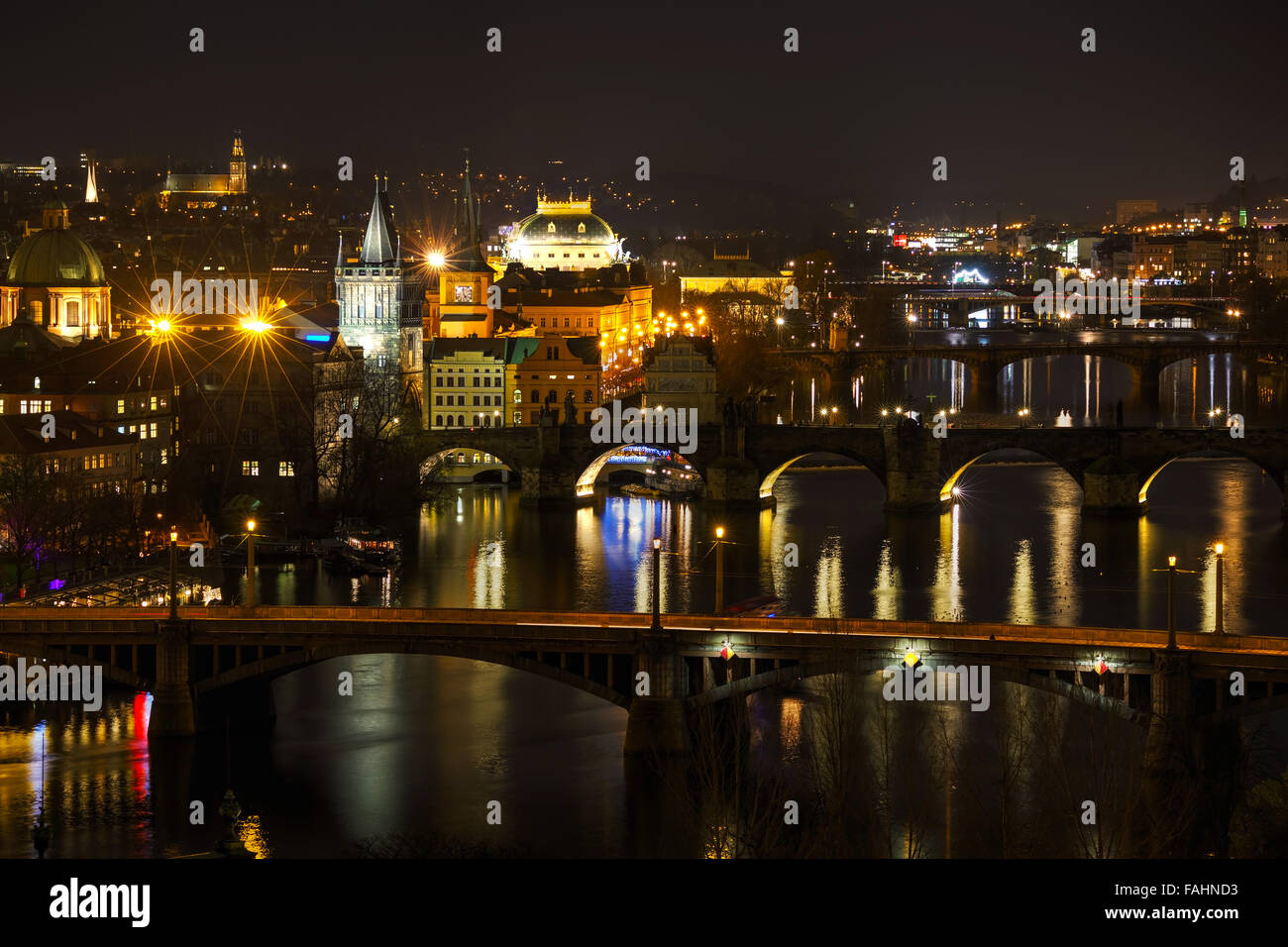Übersicht von Prag bei Nacht Stockfoto