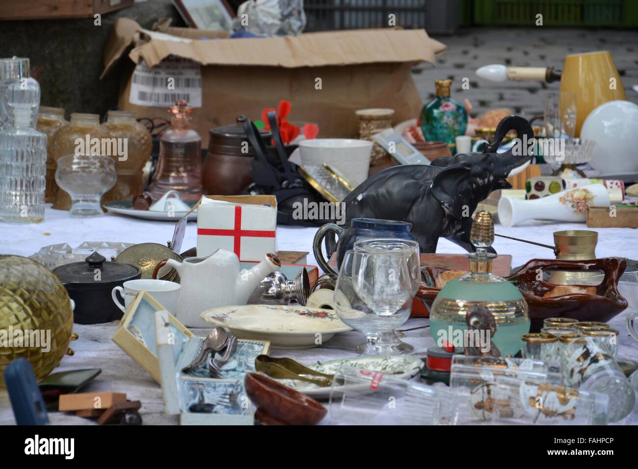 Alte Vintage Sachen auf dem Flohmarkt am Place du Jeu de Balle in Brüssel, Belgien Stockfoto