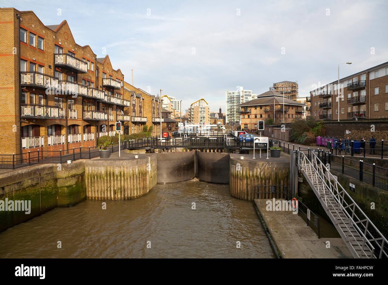 Eine funktionierende Wassersammler Dichtungen Eingang für das Limehouse Bassin von der Themse. Stockfoto