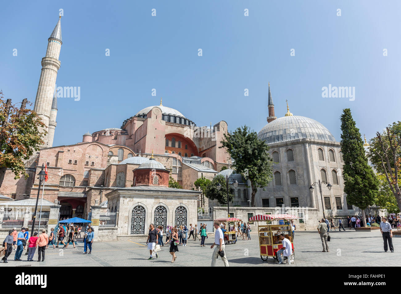 Istanbul, Türkei - 11. September 2015: Touristen besuchen Haghia Sophia in Istanbul am 11. September 2015. Haghia Sophia ist ein o Stockfoto