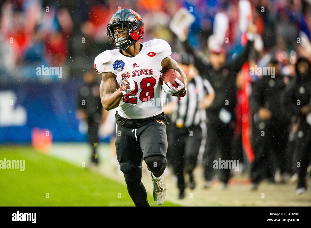 NC State-Tight-End Jaylen Samuels (28) während des Belk Schüssel College-Football-Spiels zwischen NC und Mississippi Zustand auf Mittwoch, 30. Dezember 2015 bei Bank of America Stadium, in Charlotte, North Carolina. Jacob Kupferman/CSM Stockfoto