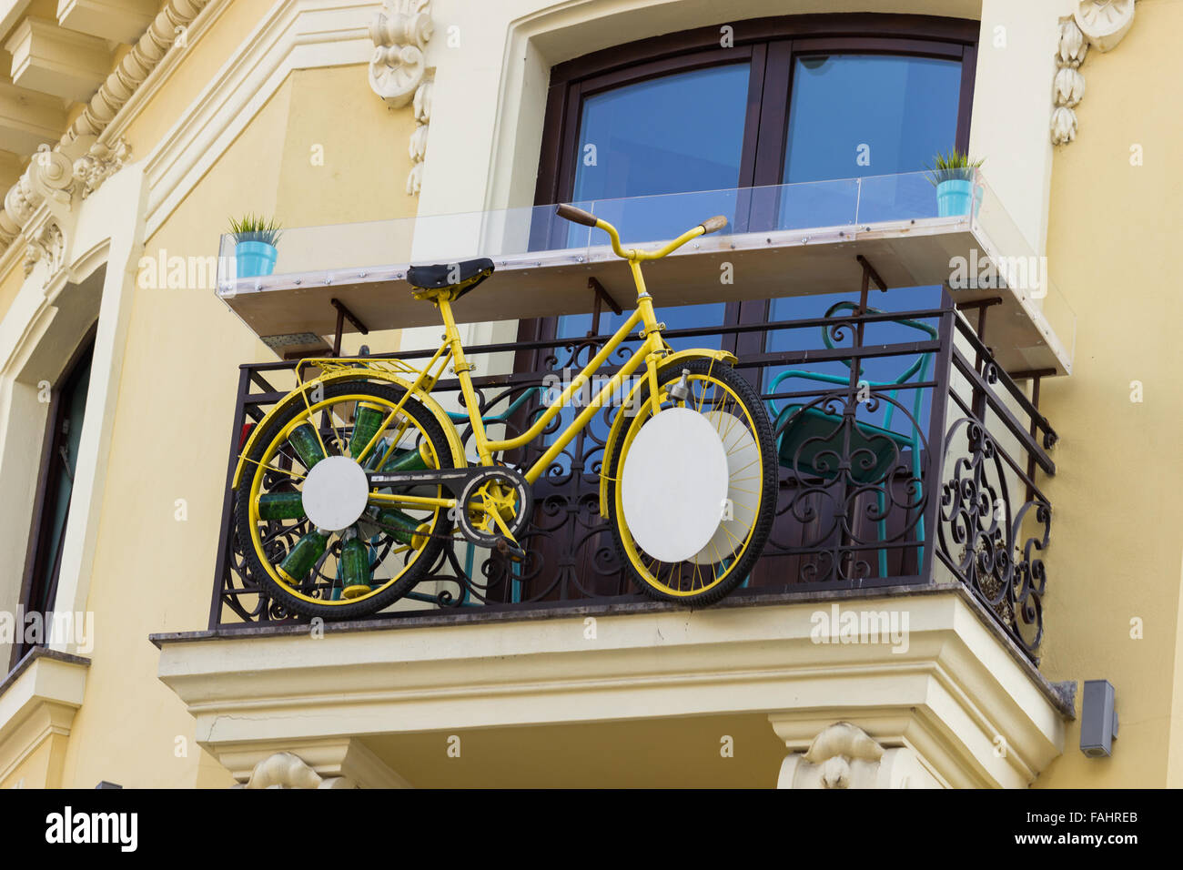 Gelbes Fahrrad auf einem Balkon Stockfoto