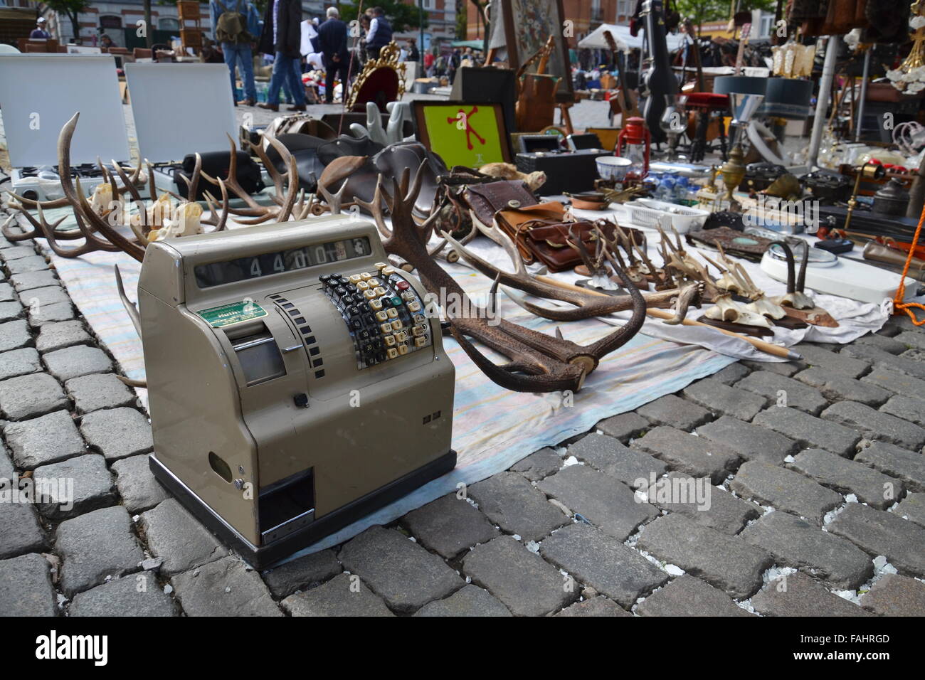 Alte Vintage Sachen auf dem Flohmarkt am Place du Jeu de Balle in Brüssel, Belgien Stockfoto