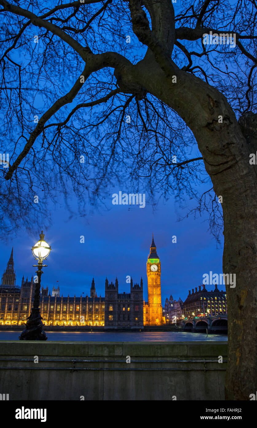 Ein Blick auf die Houses of Parliament von Albert Embankment in London. Stockfoto
