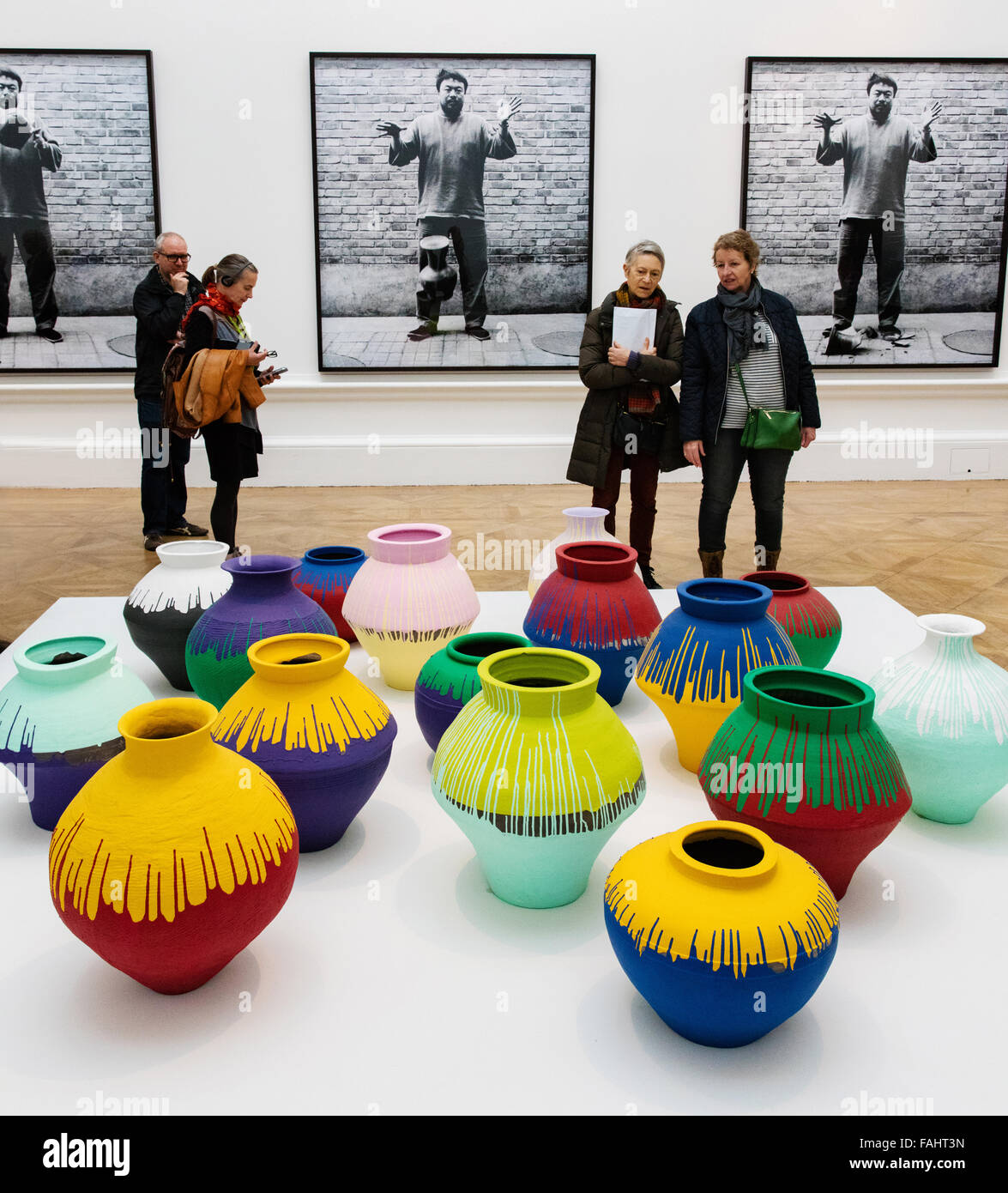 Ai Weiweis "farbigen Vasen" in seiner 2015-Ausstellung in der Royal Academy in London UK Stockfoto