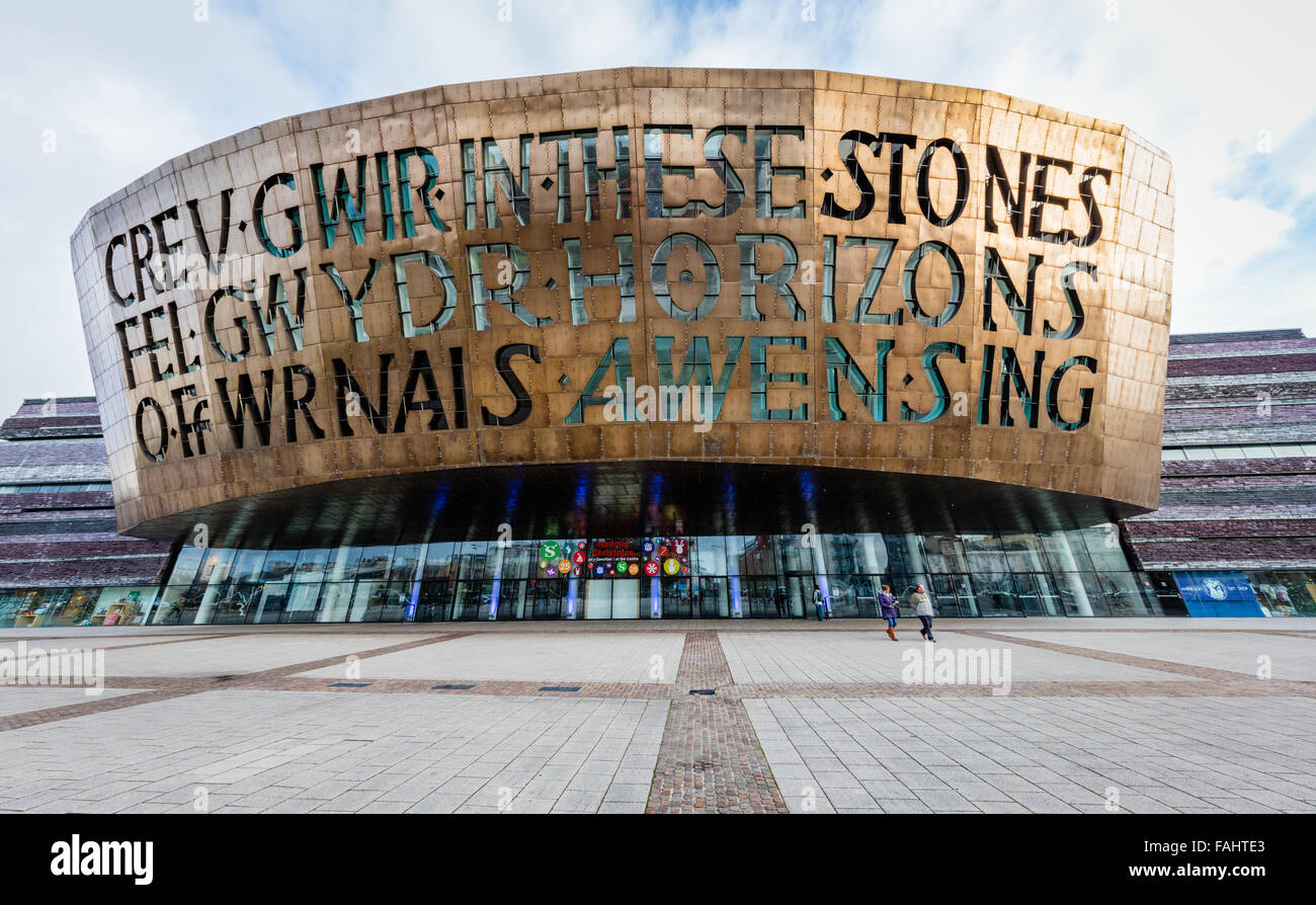Das Wales Millennium Centre in Cardiff Bay Wales ist ein Theater und Kulturzentrum mit einer markanten Metallfassade Stockfoto