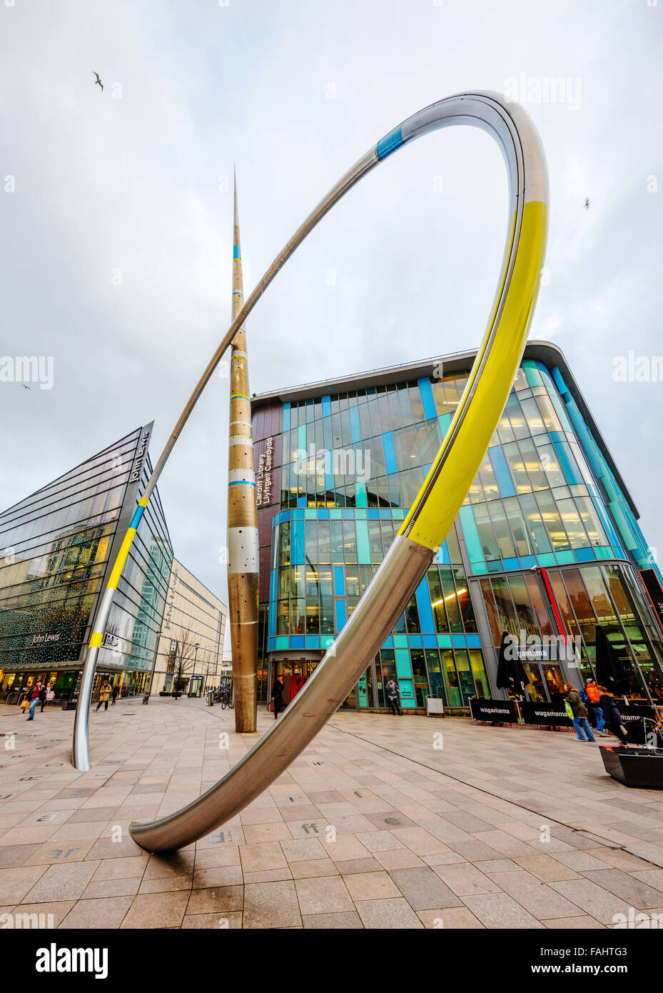 Alliance ist ein 25-Meter-Skulptur im Stadtzentrum von Cardiff in Form eines Edelstahl Lanze und ring Stockfoto