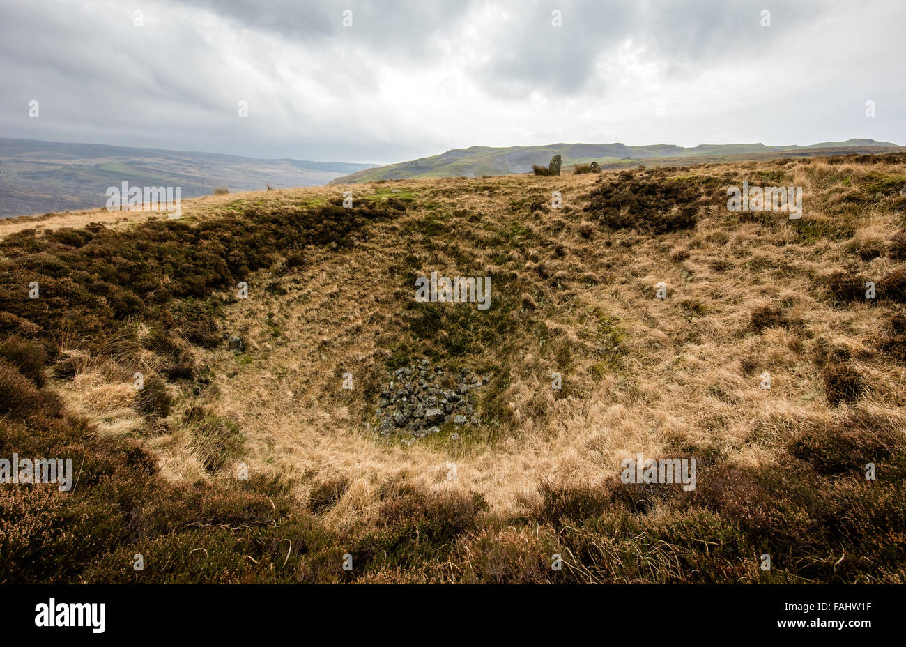 Spricht, dass Maen Stein Zeile durch den Rand eines riesigen schütteln Loch oben Glyntawe in Swansea Tal Brecon Beacons South Wales Großbritannien thront Stockfoto