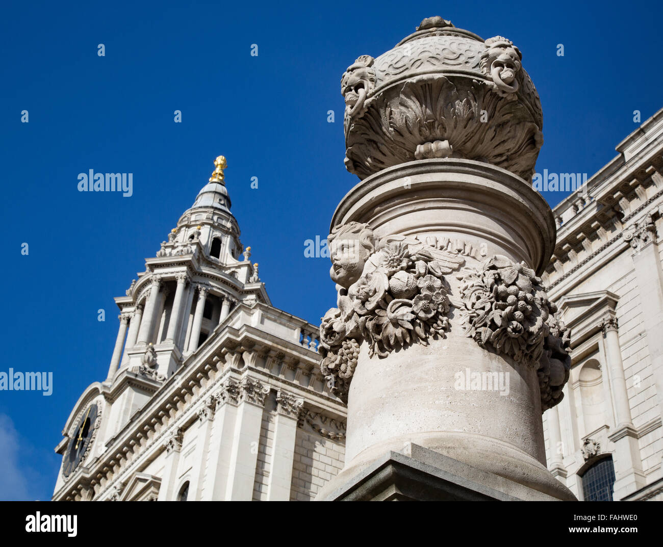 Verzierten Stein Vase und Sockel Skulpturen schmücken die Ansätze zur St. Pauls Cathedral in der City of London-UK Stockfoto