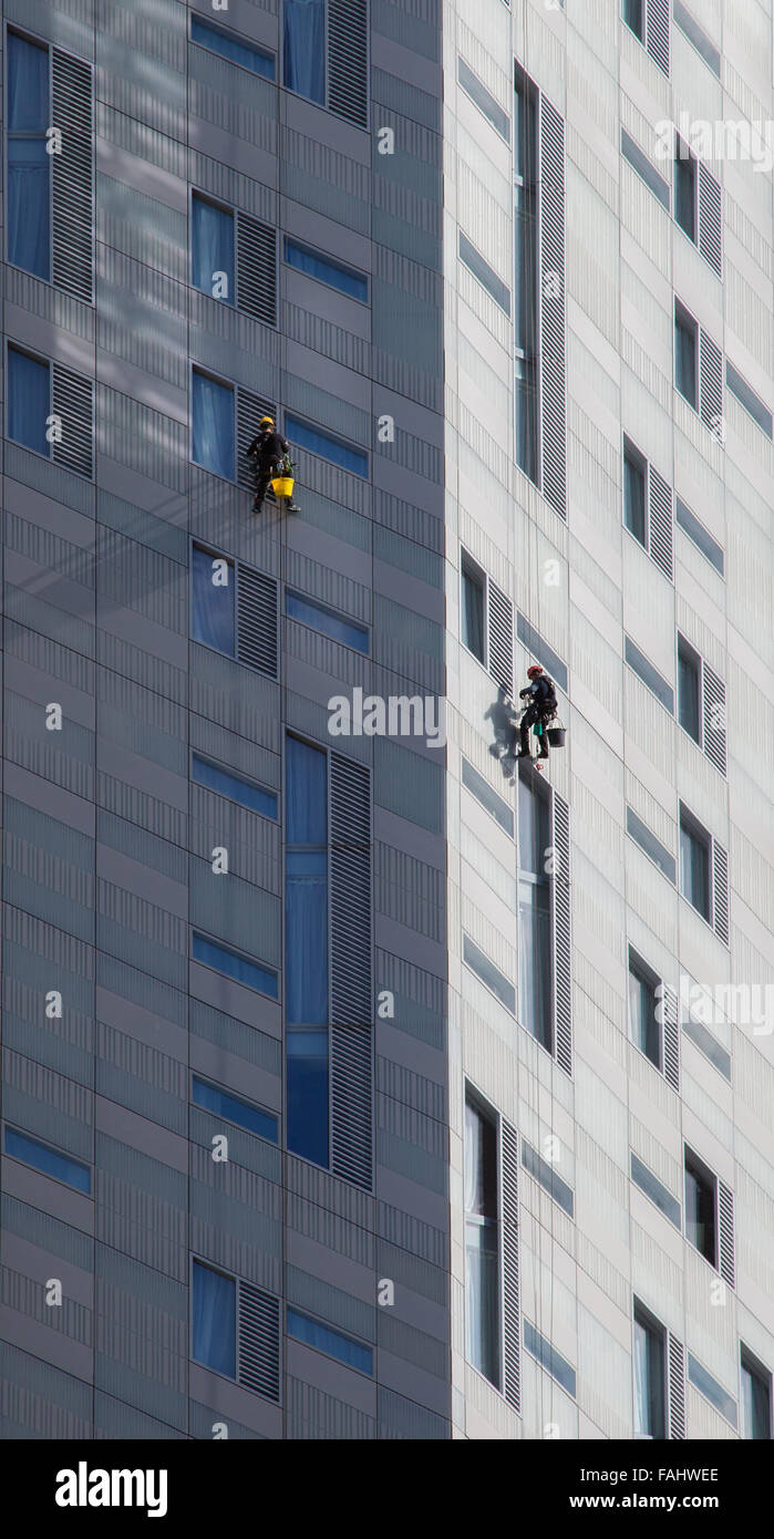 Abseilen Fensterputzer hart an der Arbeit an einem Gebäude im East End von London UK Stockfoto