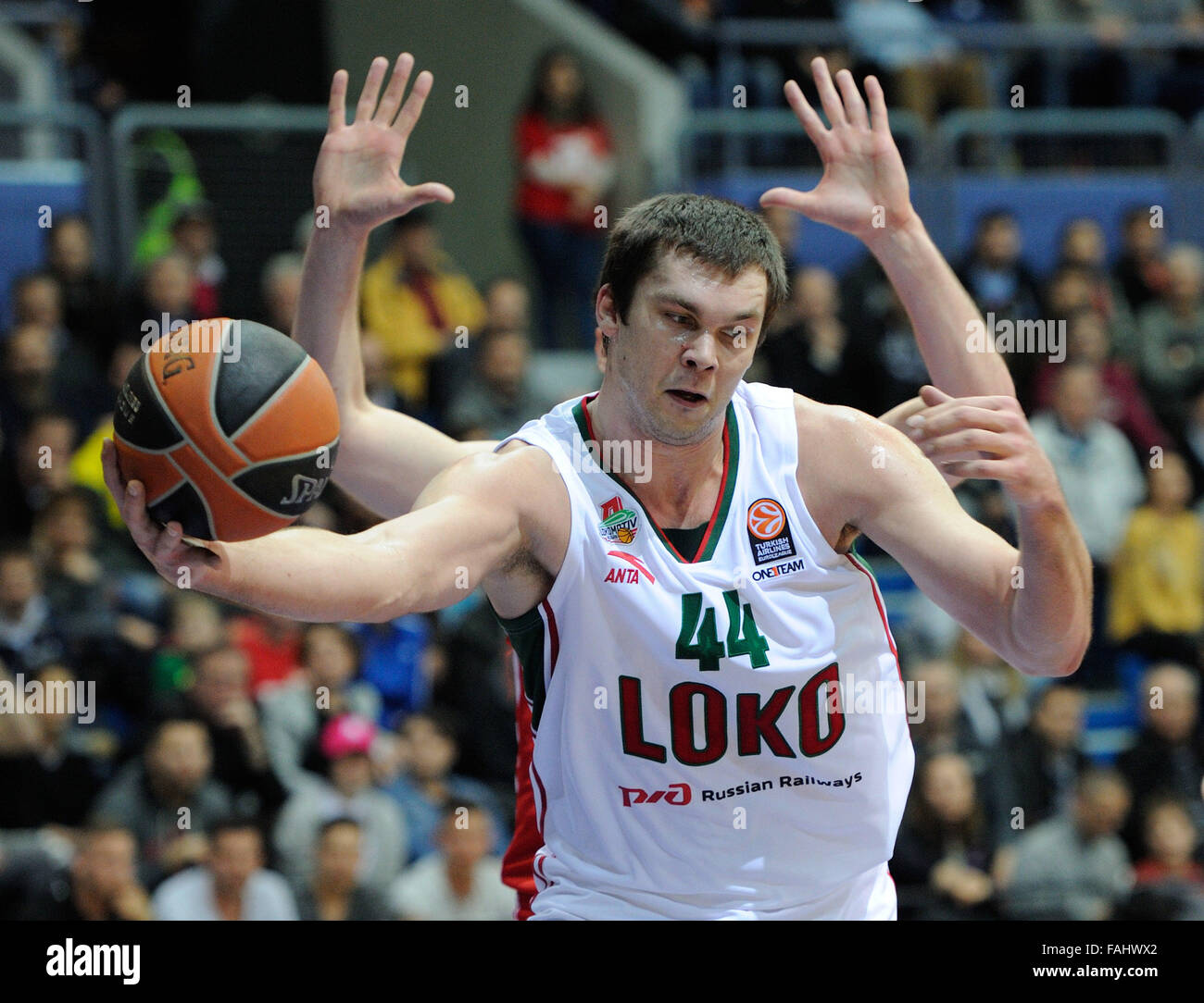 (151231)--ZAGREB, Dez. 31, 2015(Xinhua)--Kyrylo Fesenko Lokomotiv Kuban konkurriert in Euroleague Top 16-Basketball-Match gegen Cedevita Zagreb Drazen Petrovic Basketball Center in Zagreb, Kroatien, 30. Dezember 2015. Lokomotiv Kuban gewann 89-75. (Xinhua/Miso-Lisanin) Stockfoto