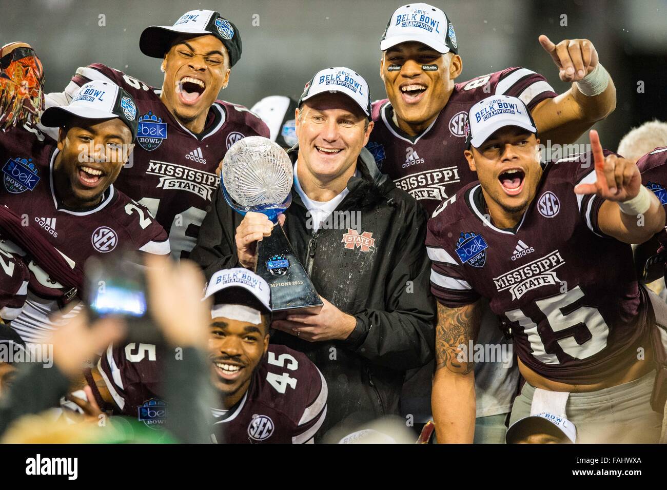 Charlotte, NC, USA. 30. Dezember 2015. Mississippi State quarterback Dak Prescott (15) und Mississippi State Head Coach Dan Mullen mit der Trophäe nach dem Belk Schüssel College-Football-Spiel zwischen NC und Mississippi Zustand auf Mittwoch, 30. Dezember 2015 bei Bank of America Stadium, in Charlotte, North Carolina. Bildnachweis: Cal Sport Media/Alamy Live-Nachrichten Stockfoto