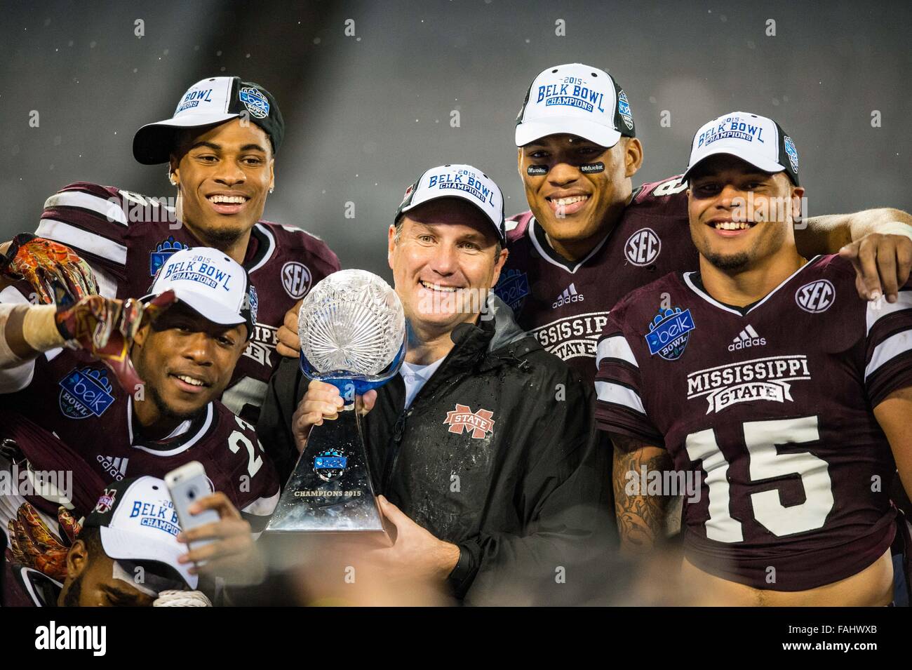 Charlotte, NC, USA. 30. Dezember 2015. Mississippi State quarterback Dak Prescott (15) und Mississippi State Head Coach Dan Mullen mit der Trophäe nach dem Belk Schüssel College-Football-Spiel zwischen NC und Mississippi Zustand auf Mittwoch, 30. Dezember 2015 bei Bank of America Stadium, in Charlotte, North Carolina. Bildnachweis: Cal Sport Media/Alamy Live-Nachrichten Stockfoto