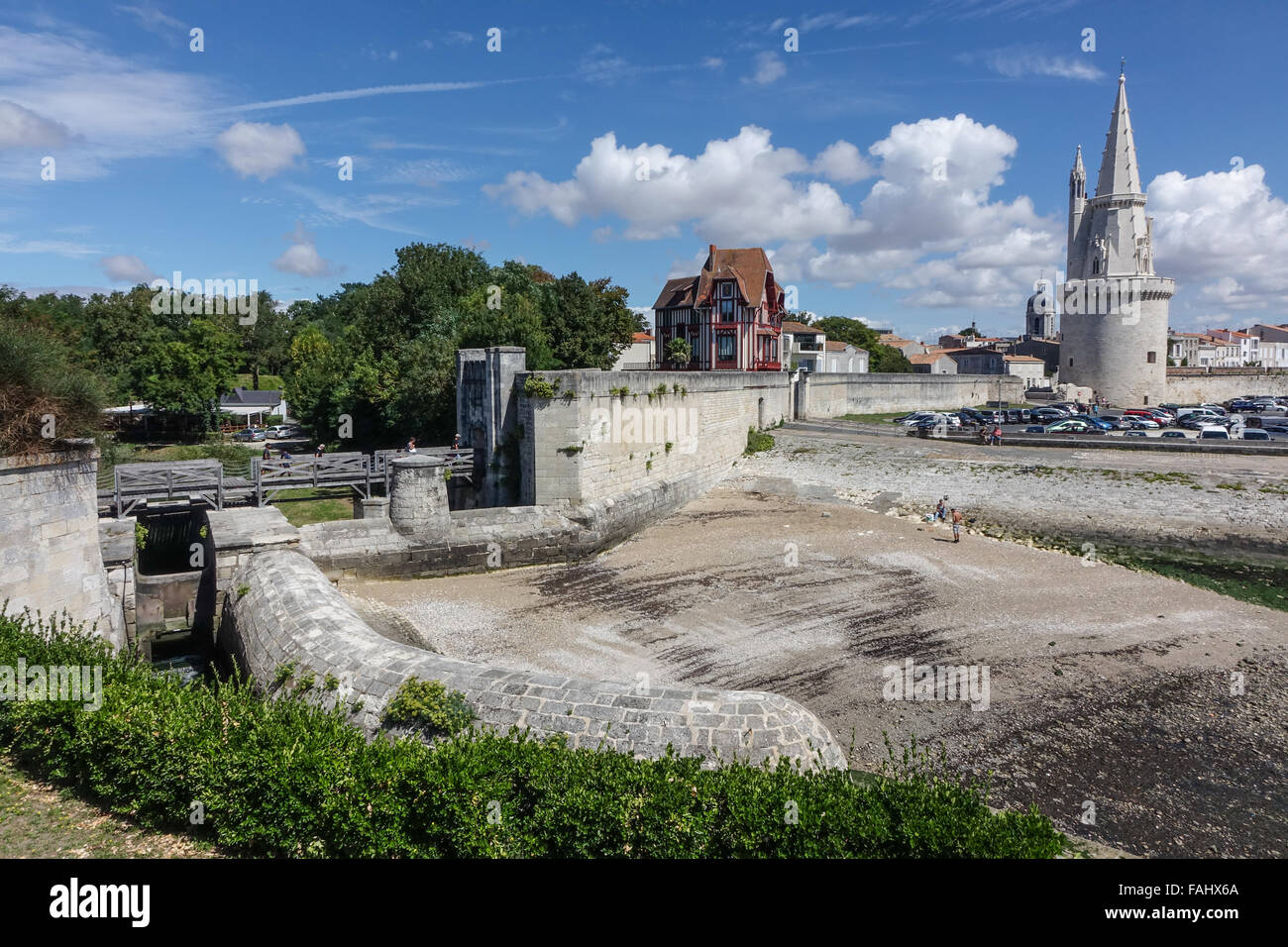 La Rochelle, Frankreich. Ferienort. Gehweg über alten Kanal mit Turm im Hintergrund. Stockfoto