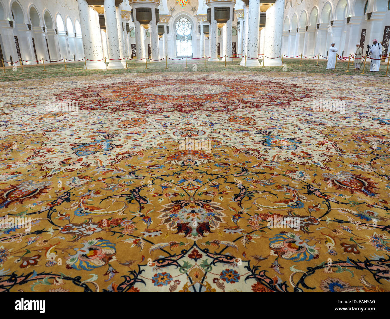 Dekoration der Sheikh-Zayed-Moschee und größte in der Welt-Teppich. Abu  Dhabi, Vereinigte Arabische Emirate Stockfotografie - Alamy