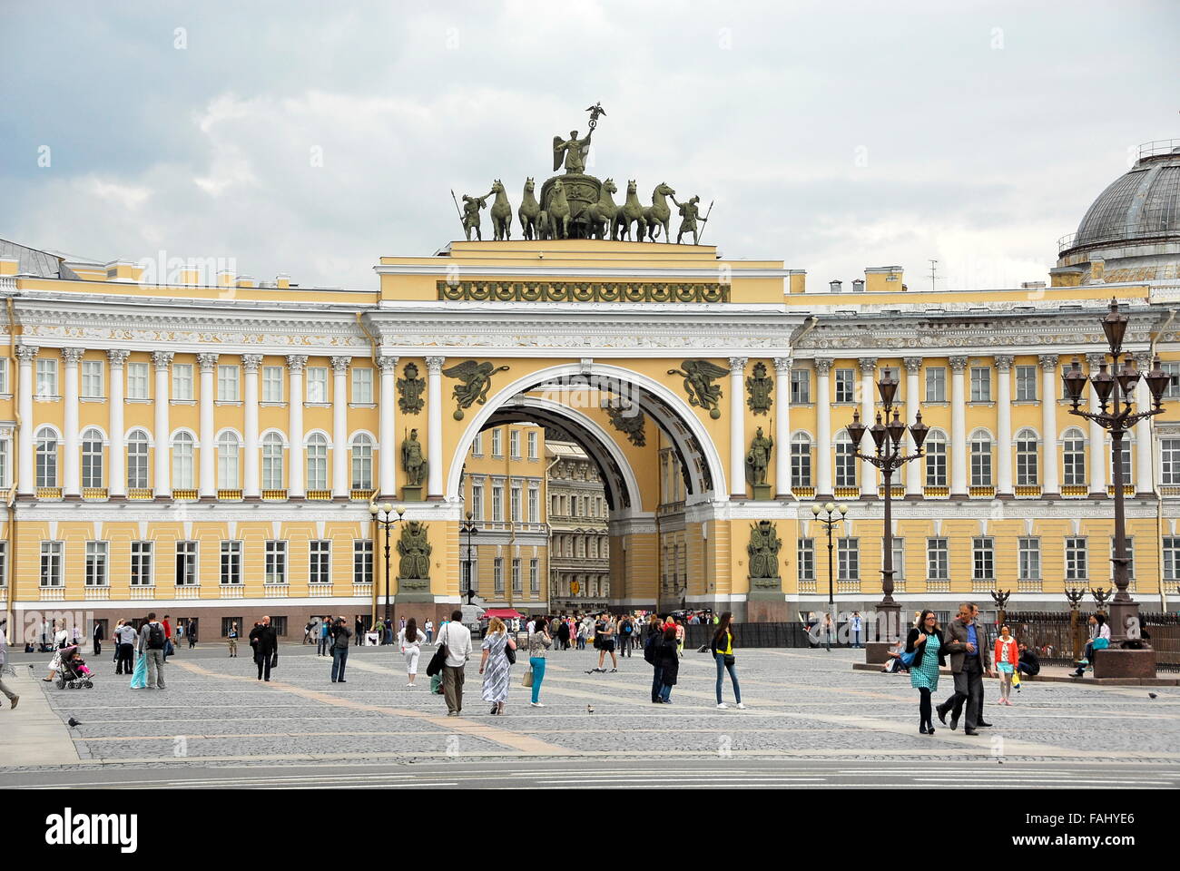 Generalstabs-Gebäude auf dem Schlossplatz im Winterpalais des Eremitage-Museums Komplex in St. Petersburg, Russland Stockfoto