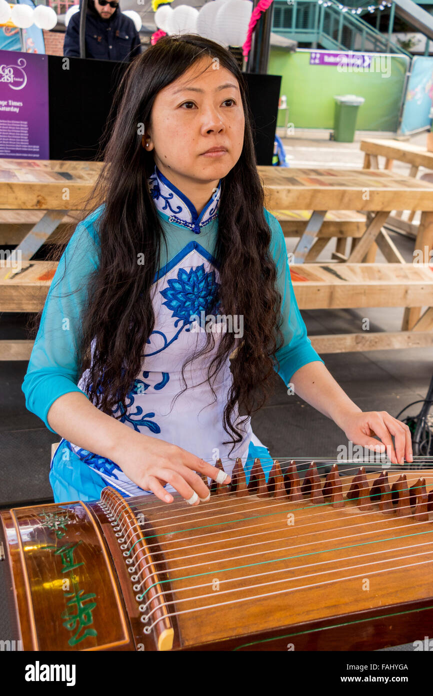 Chinesische Dame Spielen Traditionelle Chinesische Instrument Der Guzheng Im Emirates Gehen Osten Tag In Manchester England Stockfotografie Alamy