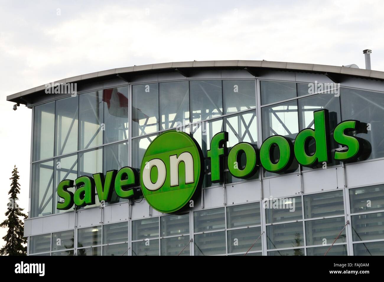 Speichern auf Lebensmitteln Zeichen auf Store Front in Edmonton, Alberta, Kanada Stockfoto