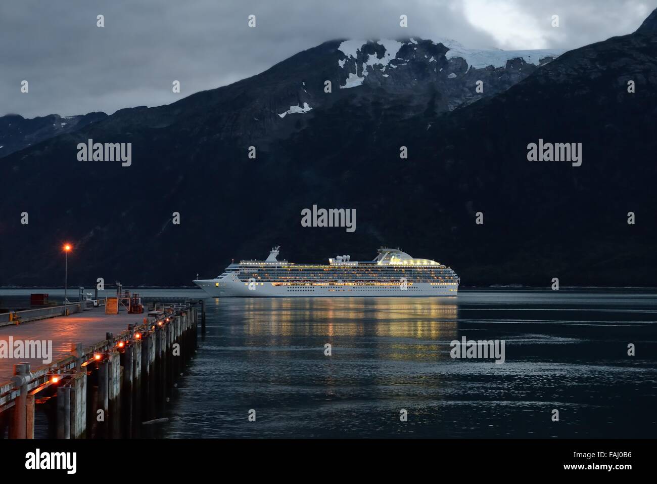 Die Coral Princess Kreuzfahrt Schiff verlassen Skagway Hafen auf einem Segelboot am späten Abend in Alaska, USA. Stockfoto