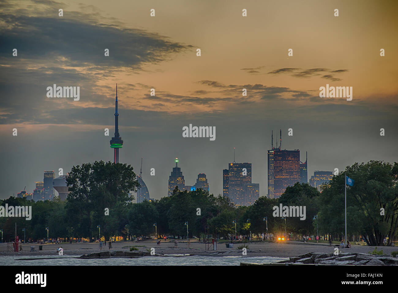 Ein Blick auf Toronto Skyline bei Sonnenuntergang von Woodbine Strand Stockfoto