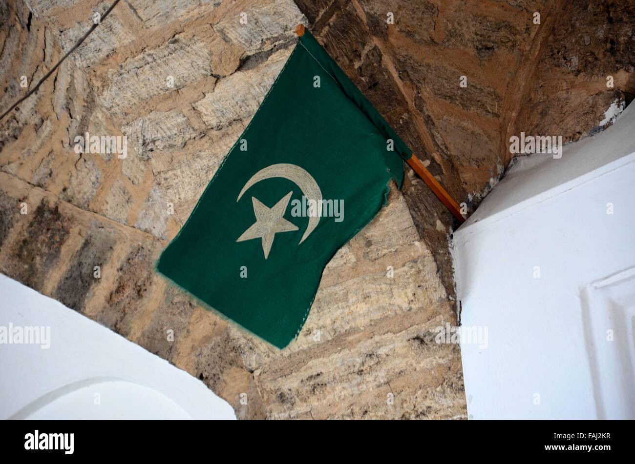 Eine Grune Islamische Flagge Mit Weissem Halbmond Und Stern Flattert Im Innenbereich Auf Moschee Decke Stockfotografie Alamy