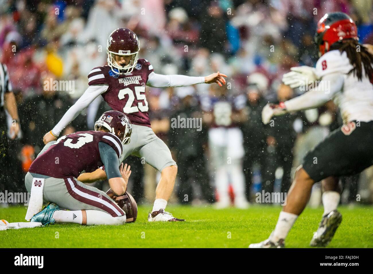 Charlotte, NC, USA. 30. Dezember 2015. Mississippi State Kicker Westin Graves (25) während des Belk Schüssel College-Football-Spiels zwischen NC und Mississippi Zustand auf Mittwoch, 30. Dezember 2015 bei Bank of America Stadium, in Charlotte, North Carolina. Bildnachweis: Cal Sport Media/Alamy Live-Nachrichten Stockfoto