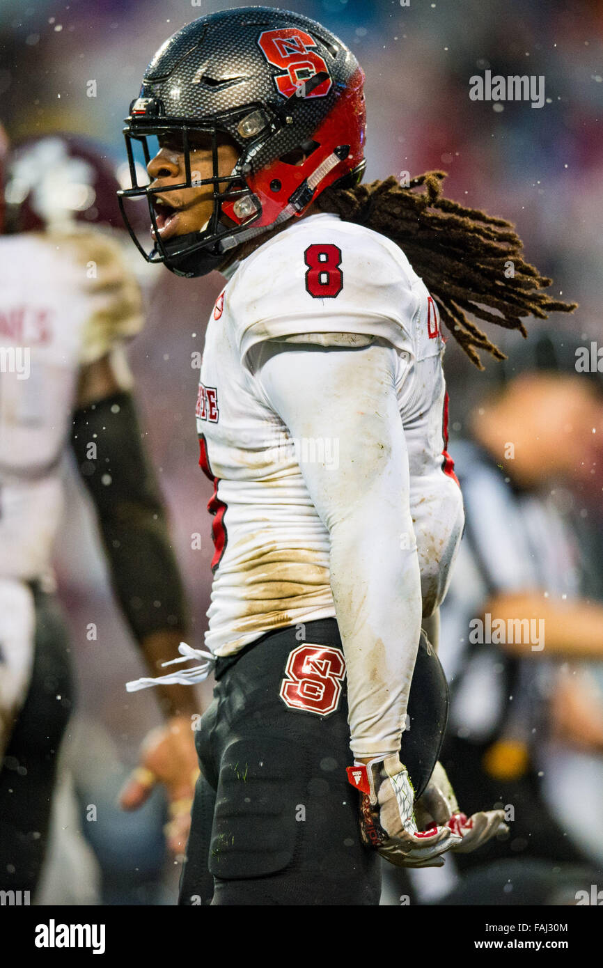 Charlotte, NC, USA. 30. Dezember 2015. NC State defensive zurück Dravious Wright (8) während der Belk Schüssel College-Football-Spiel zwischen NC und Mississippi Zustand auf Mittwoch, 30. Dezember 2015 bei Bank of America Stadium, in Charlotte, North Carolina. Bildnachweis: Cal Sport Media/Alamy Live-Nachrichten Stockfoto